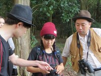 鳥に詳しい参加者が撮った写真に嫉妬するRGと蔦谷。