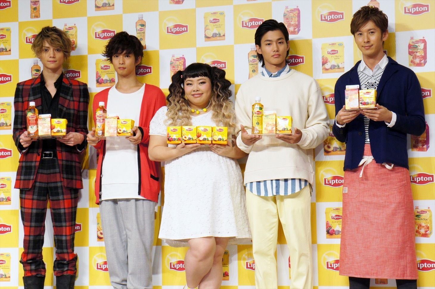 「リプトン フルーツティー 新発売記念イベント」に出演した渡辺直美（中央）と「フルーツティー男子」4名。