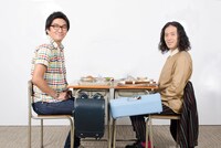 平成ノブシコブシ徳井とピース又吉（左から）。