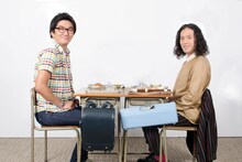 平成ノブシコブシ徳井とピース又吉（左から）。