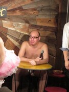 撮影会で撮影を頼まれない長澤。