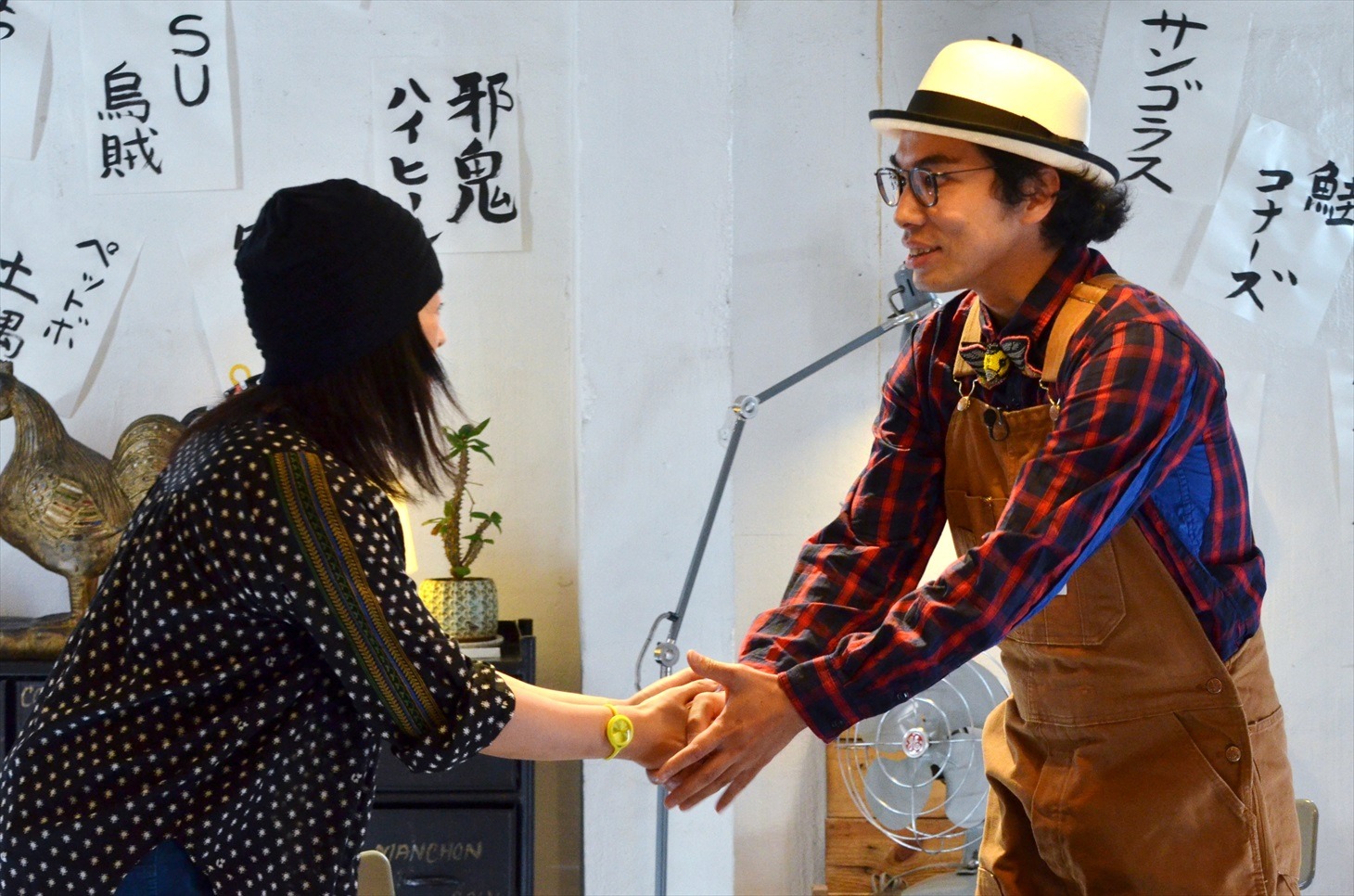 初対面で握手を交わす片桐仁（右）、乙幡啓子（左）。
