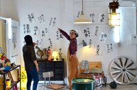 2人が創作してきた作品の名称が貼られているスタジオの壁。