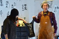 「捕らえられた宇宙人エコバッグ」を手にする片桐仁（右）、乙幡啓子（左）。