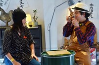 「チェキ」ならぬ「チョキ」で撮影する片桐仁（右）。