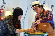 新番組「また、つまらぬ物を作ってしまった」に出演するラーメンズ片桐仁（右）、乙幡啓子（左）。
