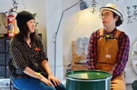 片桐仁（右）、乙幡啓子（左）。