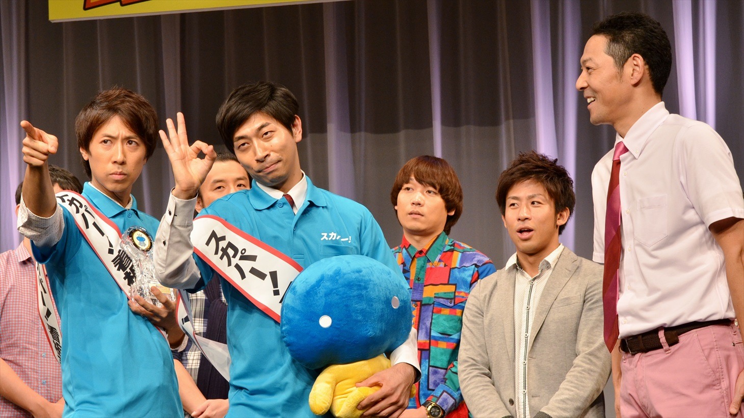 「独占！ライブ至上主義presentsスカパー！看板芸人ファイナルオーディション」に優勝し「スカチャン」に改名するダックス。（左）と、東野幸治（右端）。