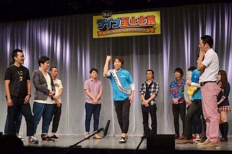 嵐のデビューシングル「A・RA・SHI」を歌い踊るヤジマリー。（中央）。