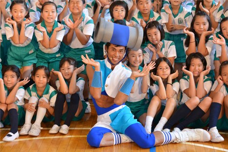 特別授業を展開した小島よしお。