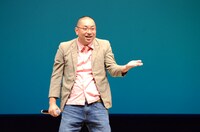 「らっしゃい！」とレイザーラモンRG扮する“アルオカ超特Q”。