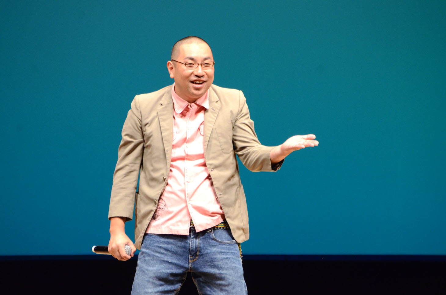 「らっしゃい！」とレイザーラモンRG扮する“アルオカ超特Q”。