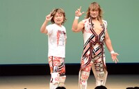 棚橋弘至に扮したユリQと棚橋弘至。