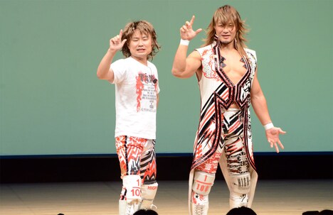 棚橋弘至に扮したユリQと棚橋弘至。