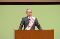 ピンネタを披露する大竹まこと。