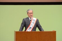 ピンネタを披露する大竹まこと。