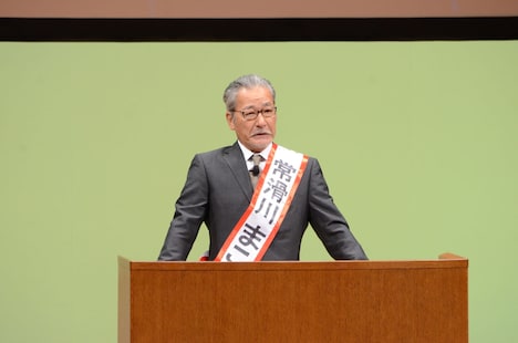 ピンネタを披露する大竹まこと。