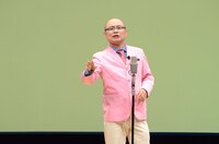 漫談を披露するユリQ。