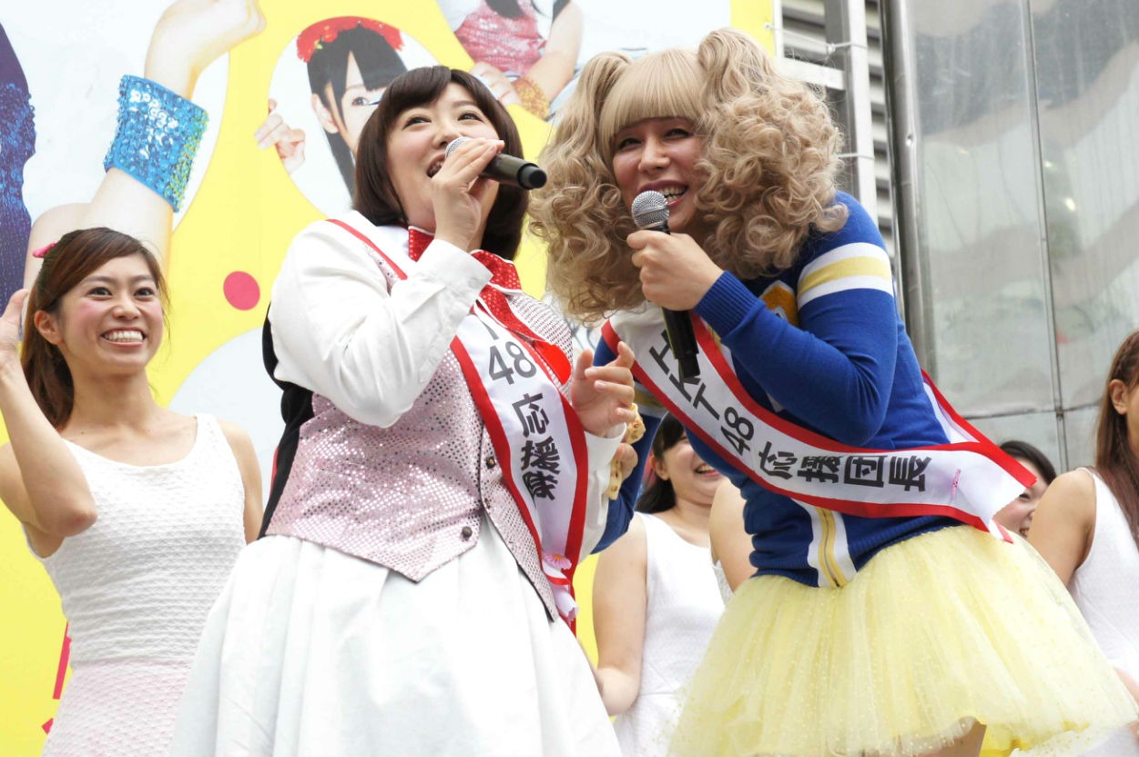 （手前左から）森三中・黒沢、KABA.ちゃん。
