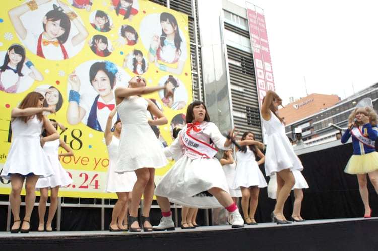 オリジナルの振り付けで踊り続け Kaba ちゃん 右端 に制止される森三中 黒沢 中央 画像ギャラリー 3 6 お笑いナタリー オリジナルの振り付けで踊り続け Kaba ちゃん 右端 に制止される森三中 黒沢 中央 画像ギャラリー 3 6 お笑いナタリー