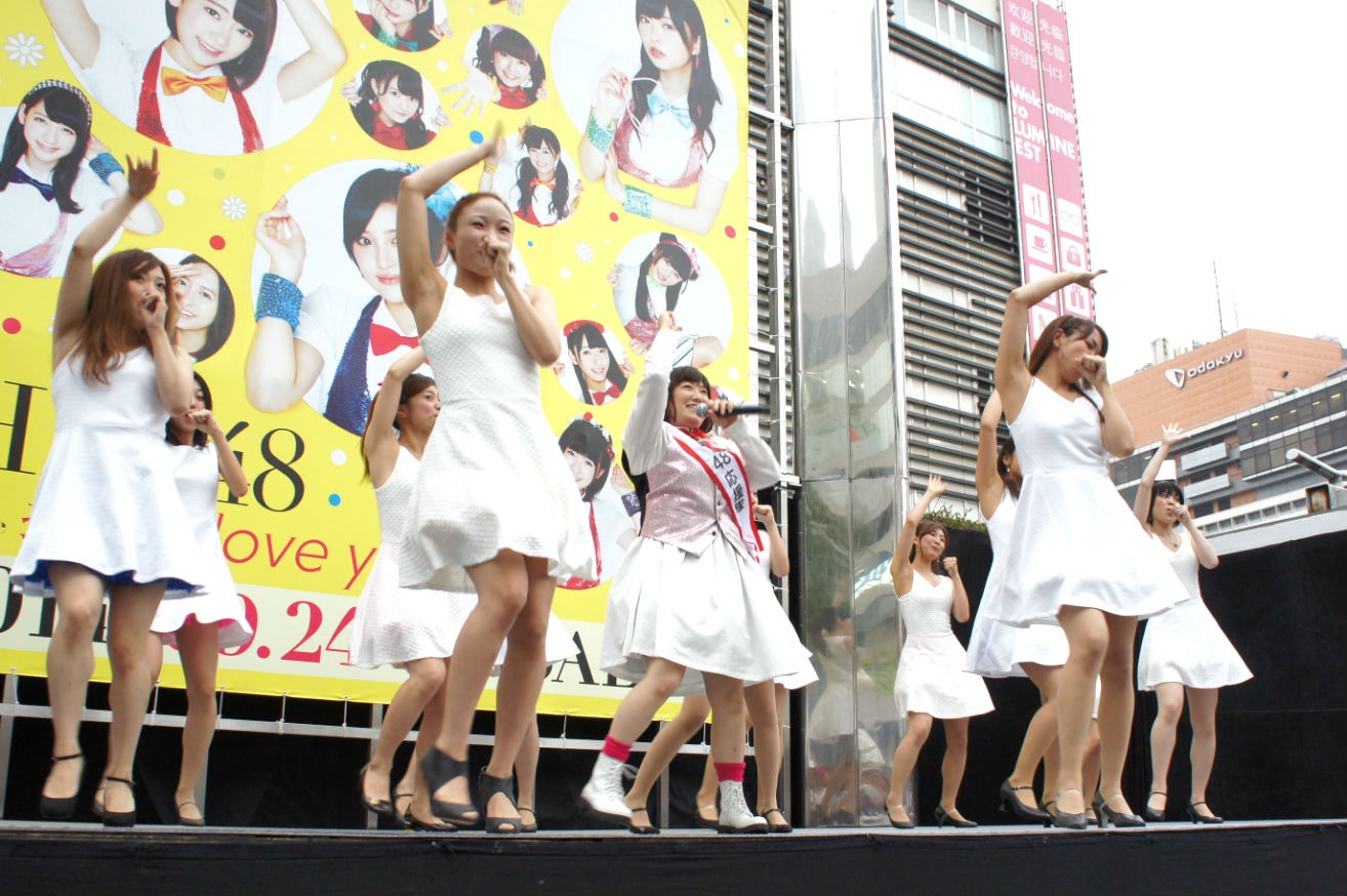 「控えめI love you！」をバックダンサーとともに踊る森三中・黒沢（中央）。