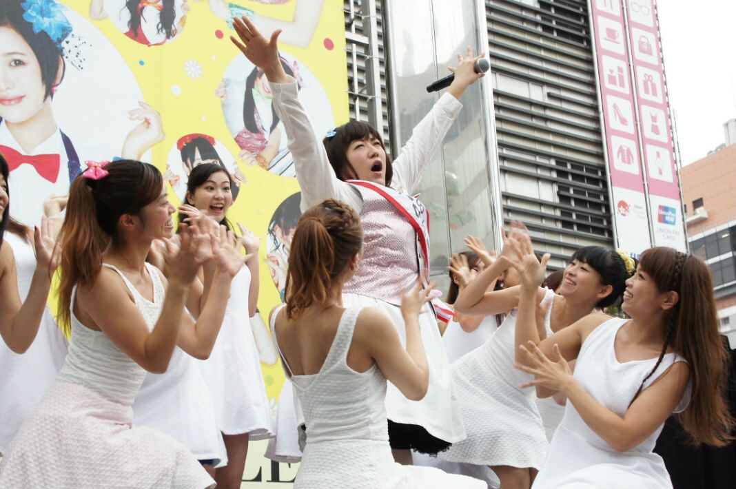 HKT48のニューシングル「控えめI love you！」の発売記念イベントに出演した森三中・黒沢（中央）。