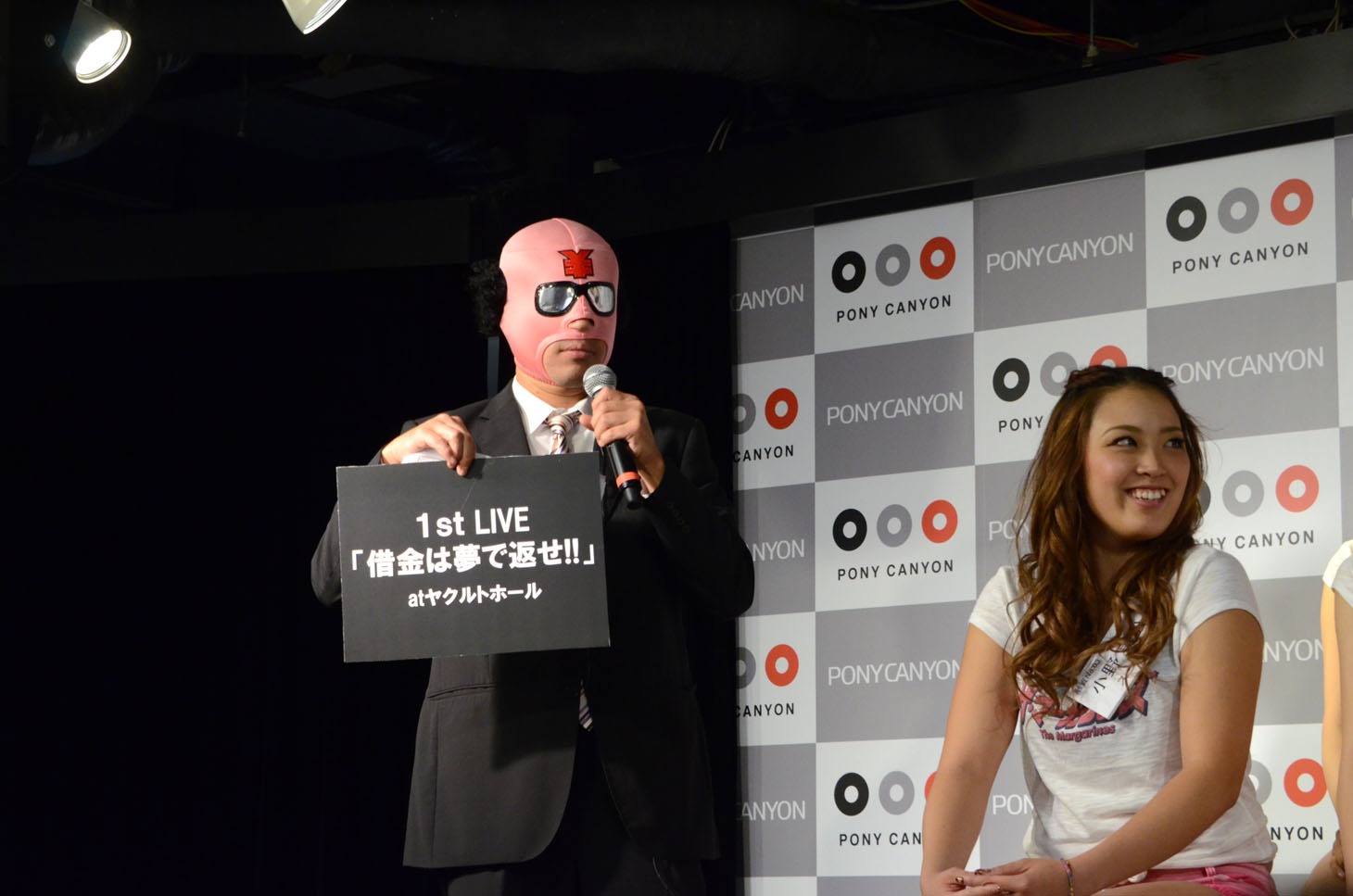 記者会見の様子。