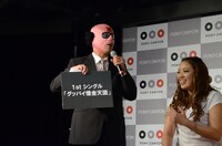 記者会見の様子。