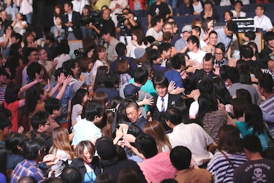 「人志松本のすべらない話 プレミアムライブ」の一場面。(c) 2014フジテレビジョン / 吉本興業株式会社