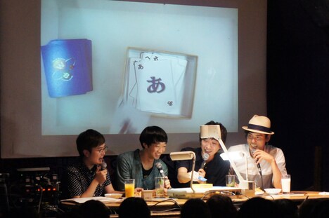 カードゲーム「ワードバスケット」を楽しむ4人。