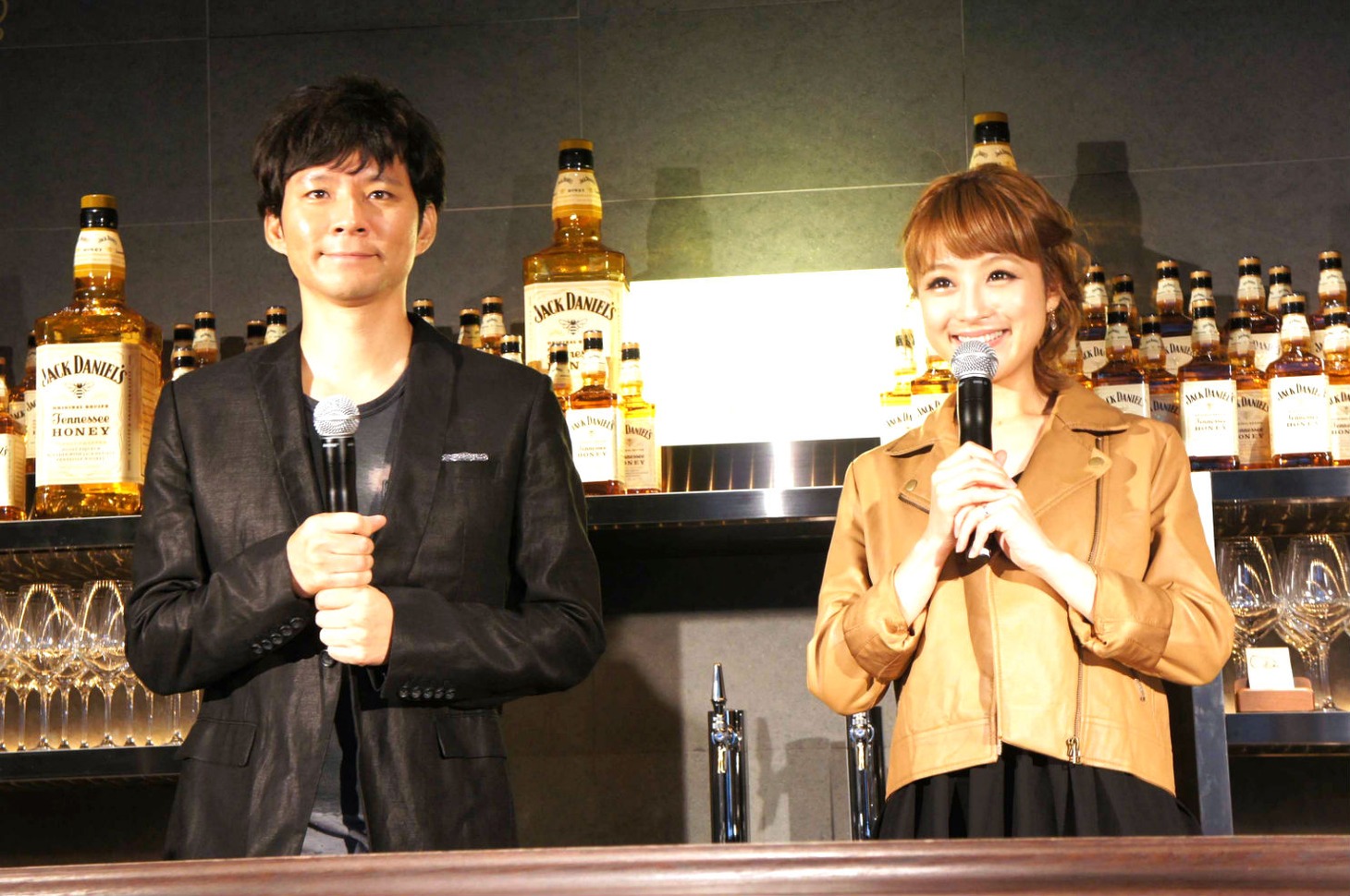 バーカウンター内でトークを展開する（左から）アンジャッシュ渡部、鈴木奈々。