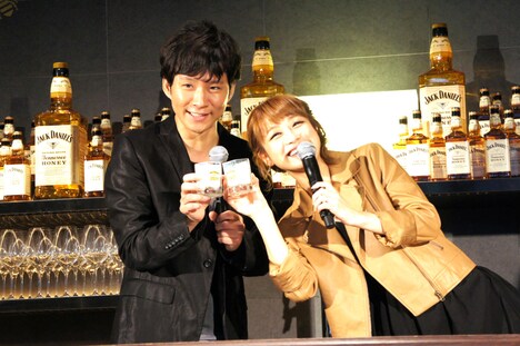 乾杯する(左から)アンジャッシュ渡部、鈴木奈々。