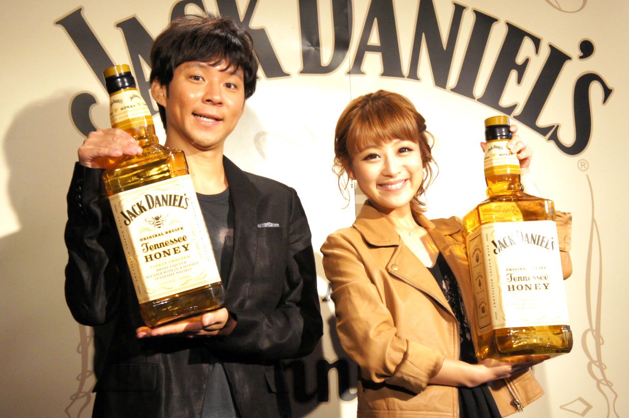 「JACK HONEY MILK BAR＠TUSK」オープンのPRイベントに出演した（左から）アンジャッシュ渡部、鈴木奈々。