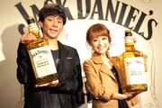「JACK HONEY MILK BAR@TUSK」オープンのPRイベントに出演した(左から)アンジャッシュ渡部、鈴木奈々。