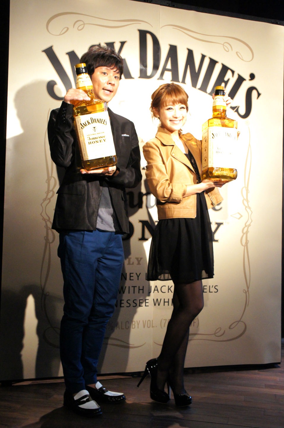 （左から）アンジャッシュ渡部、鈴木奈々。