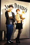 (左から)アンジャッシュ渡部、鈴木奈々。