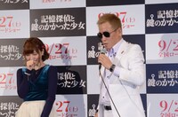 じゅんいちダビッドソンの無回転謎かけに吹き出す河西智美（左）。