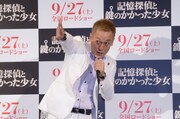 「本田圭佑体操」を披露したじゅんいちダビッドソン。