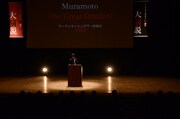 「ウーマンラッシュアワー村本の大演説全国公演」名古屋公演の様子。