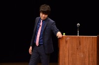 熱の入ったトークを繰り広げる村本。