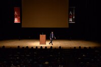 「ウーマンラッシュアワー村本の大演説全国公演」名古屋公演の様子。