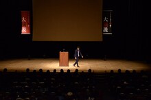 「ウーマンラッシュアワー村本の大演説全国公演」名古屋公演の様子。