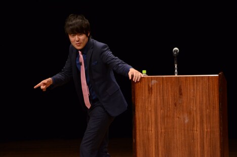 「ウーマンラッシュアワー村本の大演説全国公演」名古屋公演の様子。