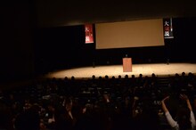 「ウーマンラッシュアワー村本の大演説全国公演」名古屋公演の様子。