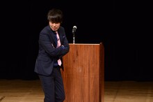 ウーマンラッシュアワー村本。