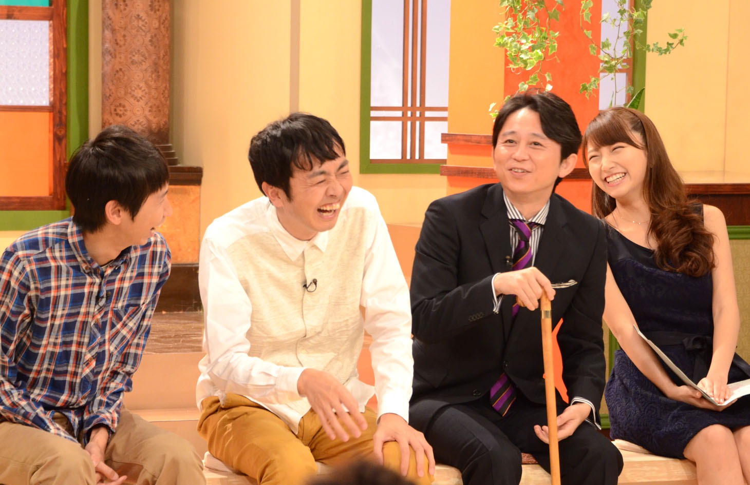 「おーい！ひろいき村」第1回に出演する（左から）アンガールズ、有吉弘行、三田友梨佳アナウンサー。