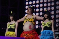 「マジ歌ライブ in 中野サンプラザ」のワンシーン。(c)2014「キス我慢選手権 THE MOVIE2」製作委員会