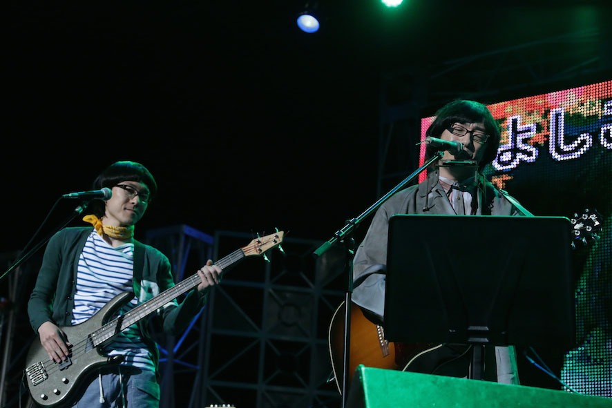 「マジ歌ライブ in 中野サンプラザ」のワンシーン。(c)2014「キス我慢選手権 THE MOVIE2」製作委員会