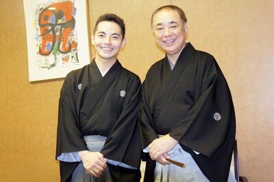 「三遊亭こうもり改メ三遊亭とむ二ツ目昇進披露興行」に出演した（左から）三遊亭とむ、師匠の三遊亭好楽。