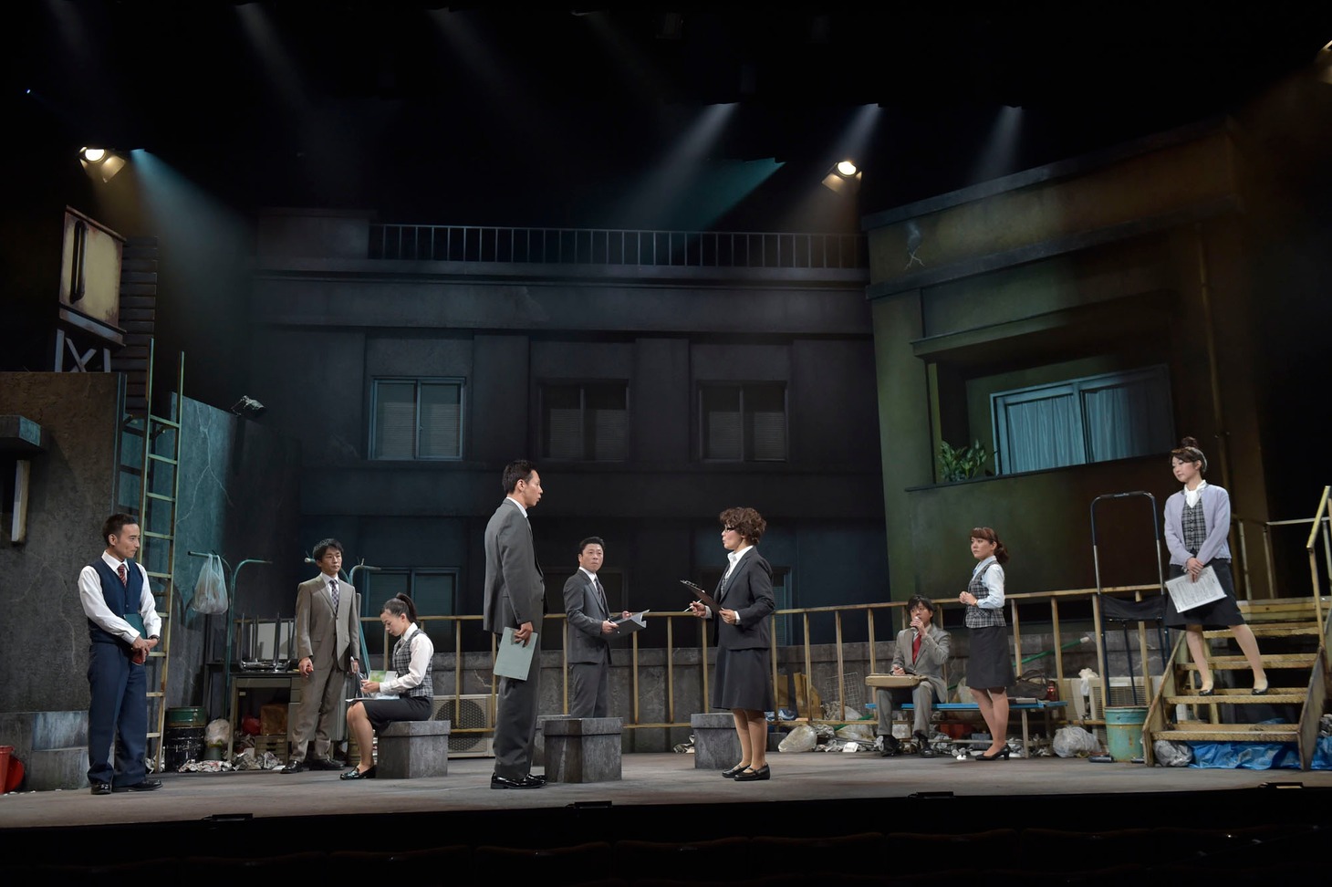 かもめんたるが出演する舞台「ナイロン100℃ 42nd SESSION『社長吸血記』」のワンシーン。（撮影：引地信彦）